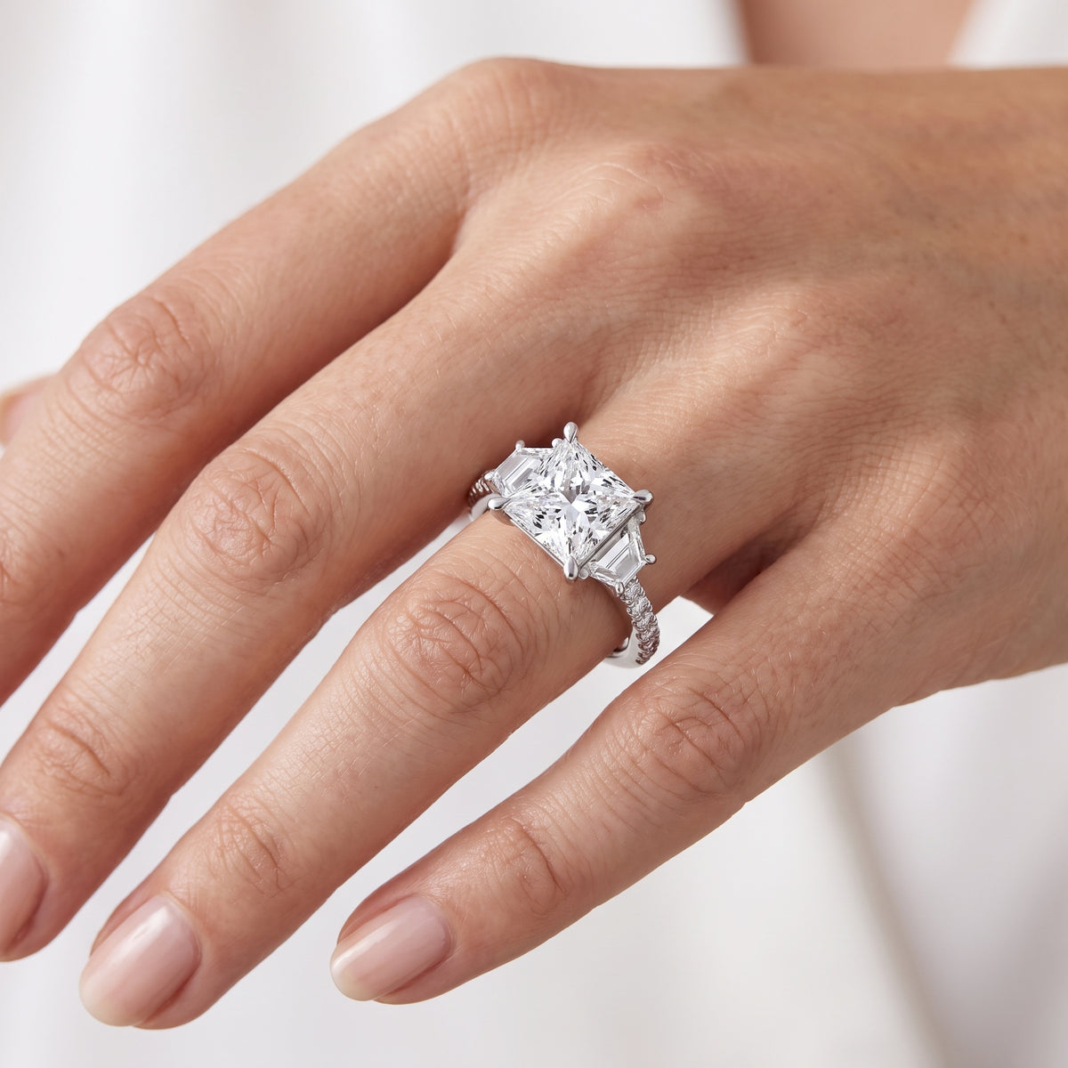 _lifestyle_image@SKU:R1112-NADP0200000PL #metal_platinum+origin_lab-grown+quality_ef-vs2+