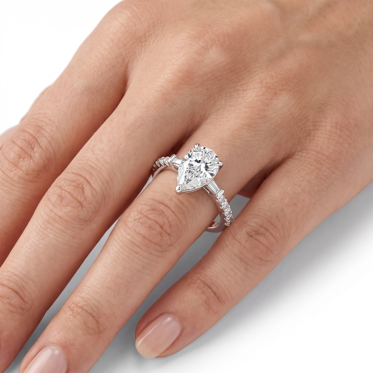 _lifestyle_image@SKU:R1113-LADD01000004W #metal_10k-white-gold+origin_lab-grown+quality_g-si