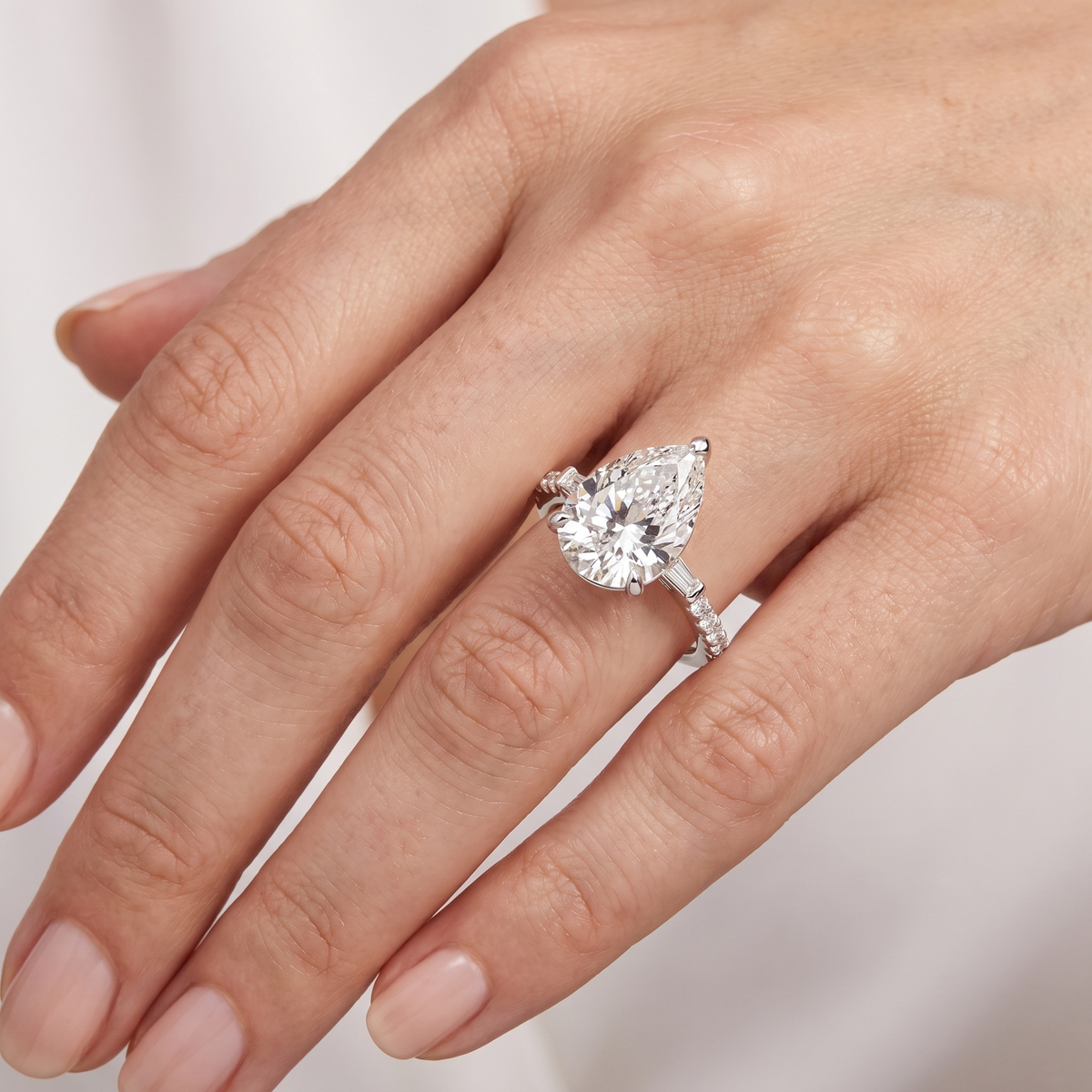 _lifestyle_image@SKU:R1113-LADD04000004W #metal_10k-white-gold+origin_lab-grown+quality_g-si