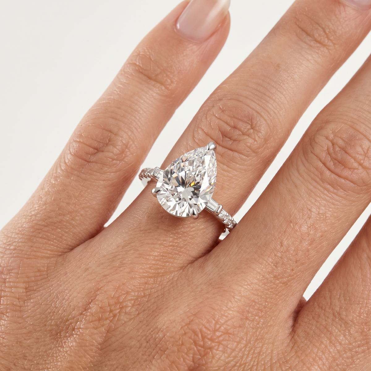 _lifestyle_image@SKU:R1113-NADD0400000PL #metal_platinum+origin_lab-grown+quality_ef-vs2+