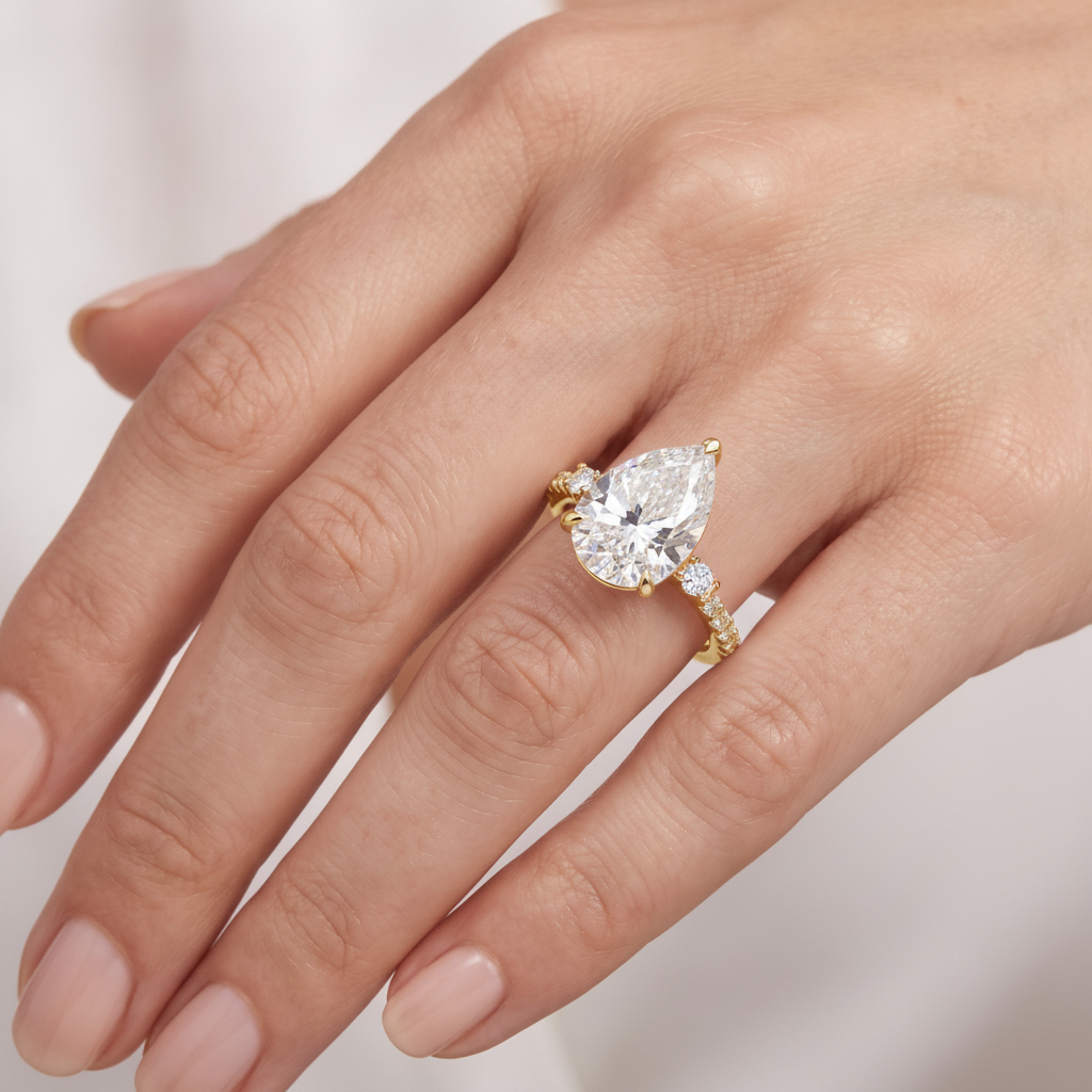 _lifestyle_image@SKU:R1113-LADD04000004Y #metal_10k-yellow-gold+origin_lab-grown+quality_g-si