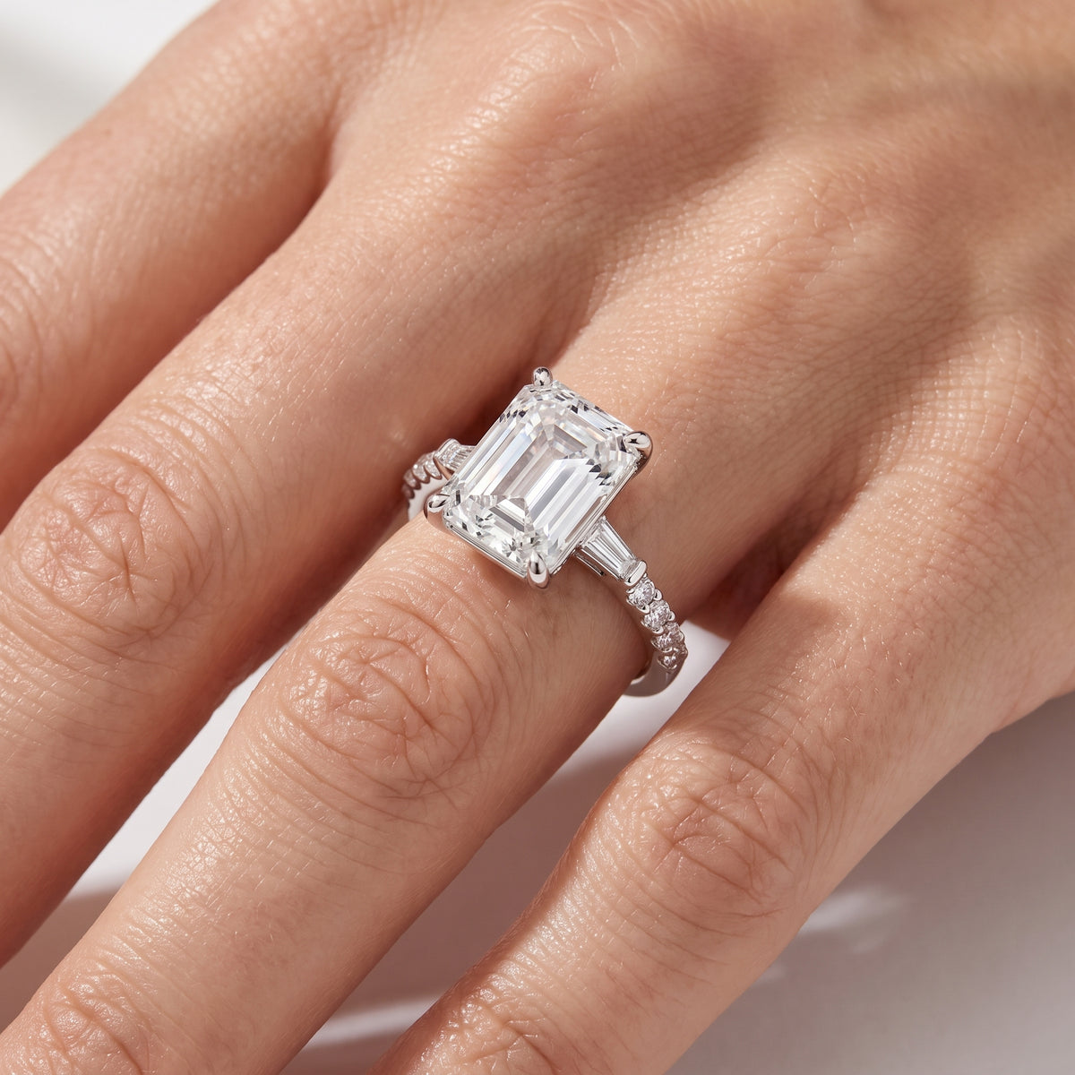 _lifestyle_image@SKU:R1113-LADE03000004W #metal_10k-white-gold+origin_lab-grown+quality_g-si