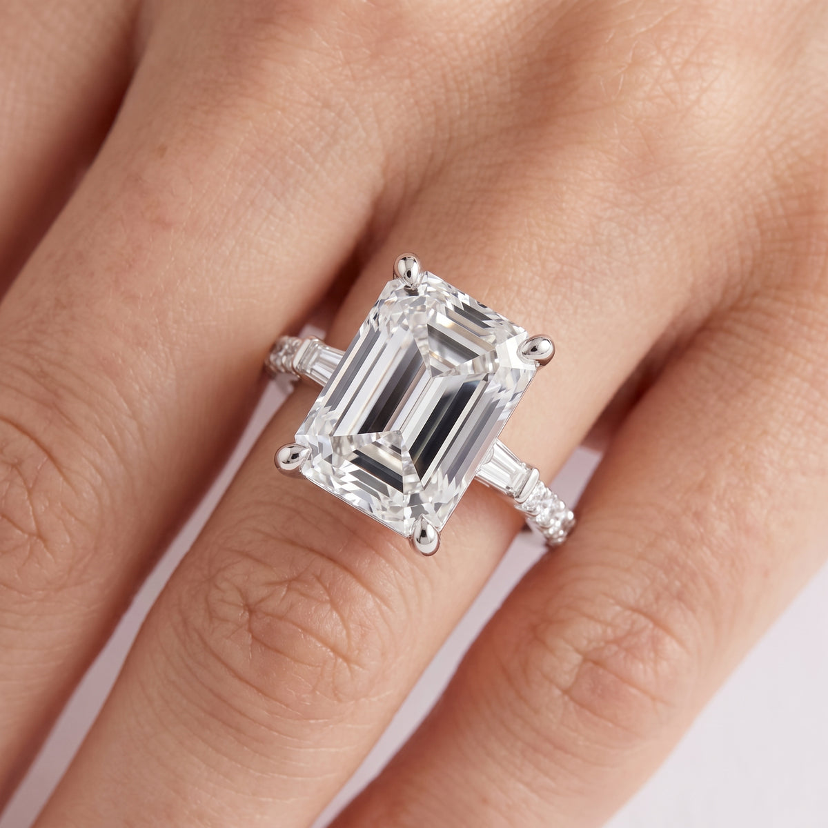 _lifestyle_image@SKU:R1113-LADE04000004W #metal_10k-white-gold+origin_lab-grown+quality_g-si