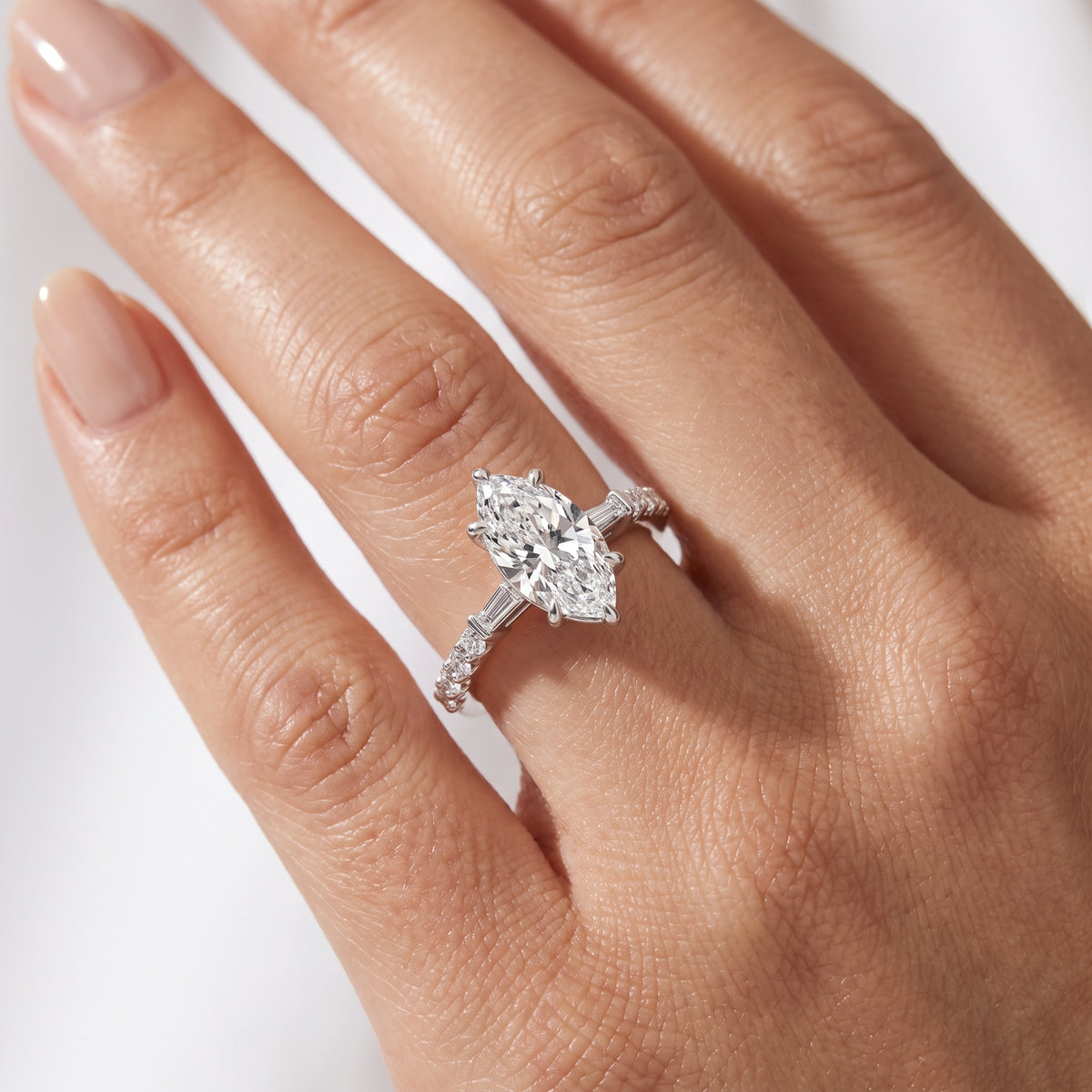 _lifestyle_image@SKU:R1113-LADM01000004W #metal_10k-white-gold+origin_lab-grown+quality_g-si