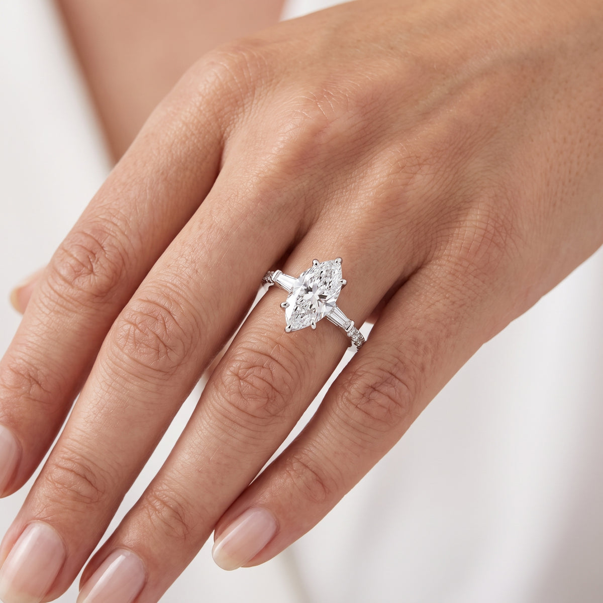 _lifestyle_image@SKU:R1113-LADM02000004W #metal_10k-white-gold+origin_lab-grown+quality_g-si