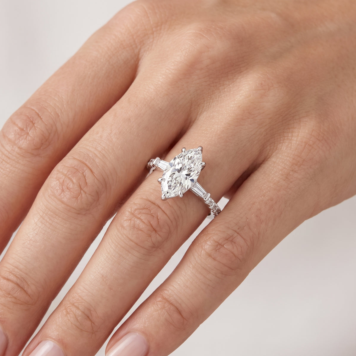 _lifestyle_image@SKU:R1113-LADM03000004W #metal_10k-white-gold+origin_lab-grown+quality_g-si