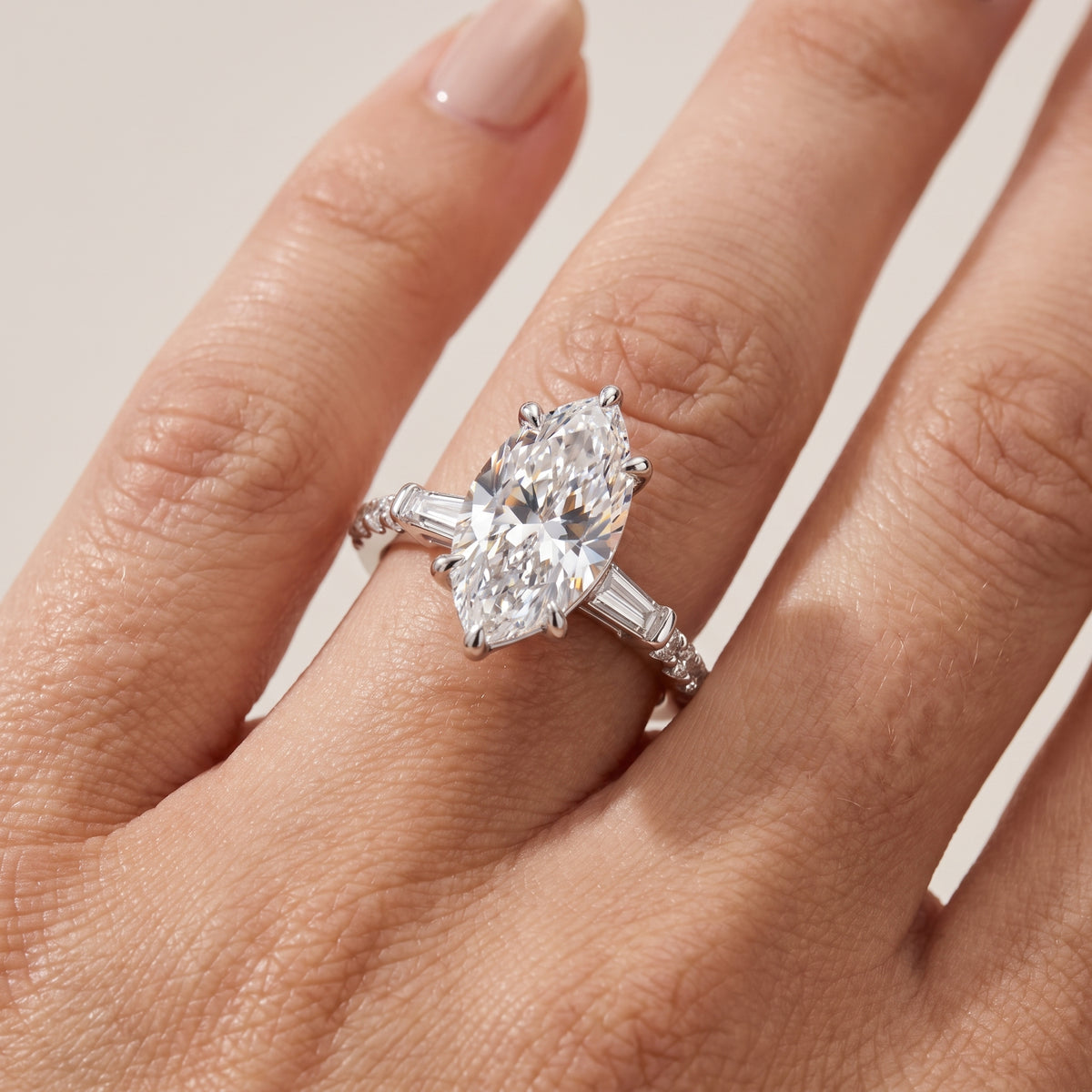 _lifestyle_image@SKU:R1113-LADM04000004W #metal_10k-white-gold+origin_lab-grown+quality_g-si