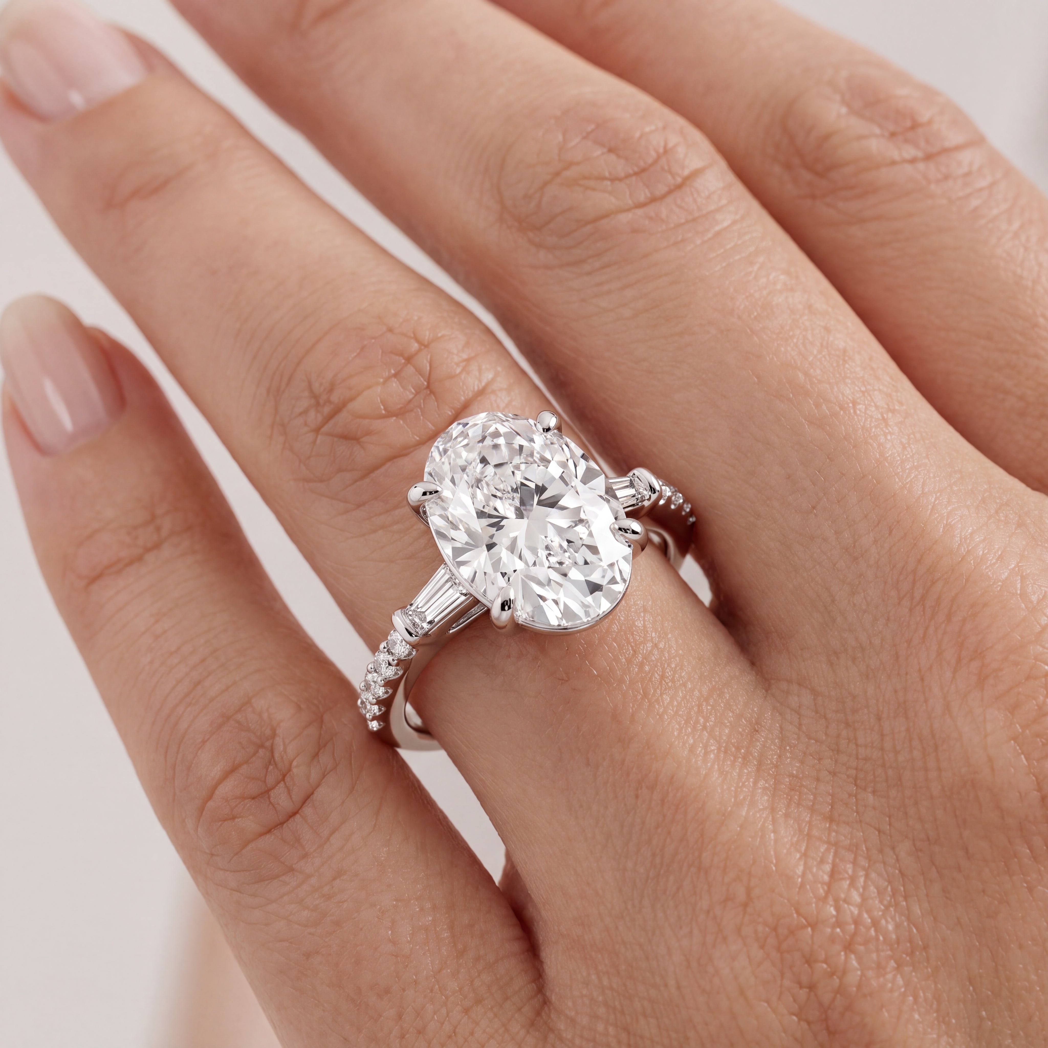 _lifestyle_image@SKU:R1113-LADO02000004W #metal_10k-white-gold+origin_lab-grown+quality_g-si