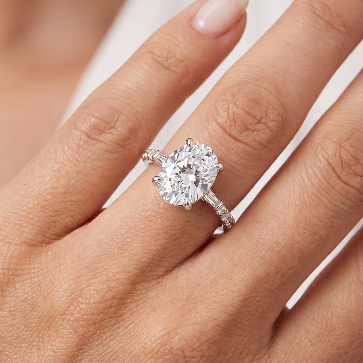 _lifestyle_image@SKU:R1113-LADO04000004W #metal_10k-white-gold+origin_lab-grown+quality_g-si