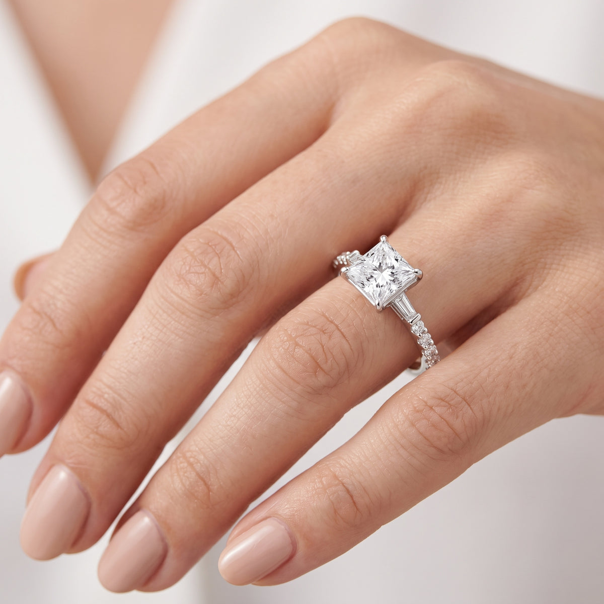 _lifestyle_image@SKU:R1113-LADP01000004W #metal_10k-white-gold+origin_lab-grown+quality_g-si