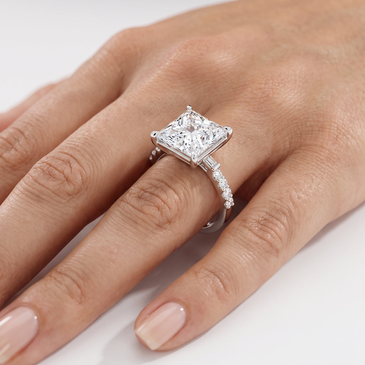_lifestyle_image@SKU:R1113-LADP04000004W #metal_10k-white-gold+origin_lab-grown+quality_g-si