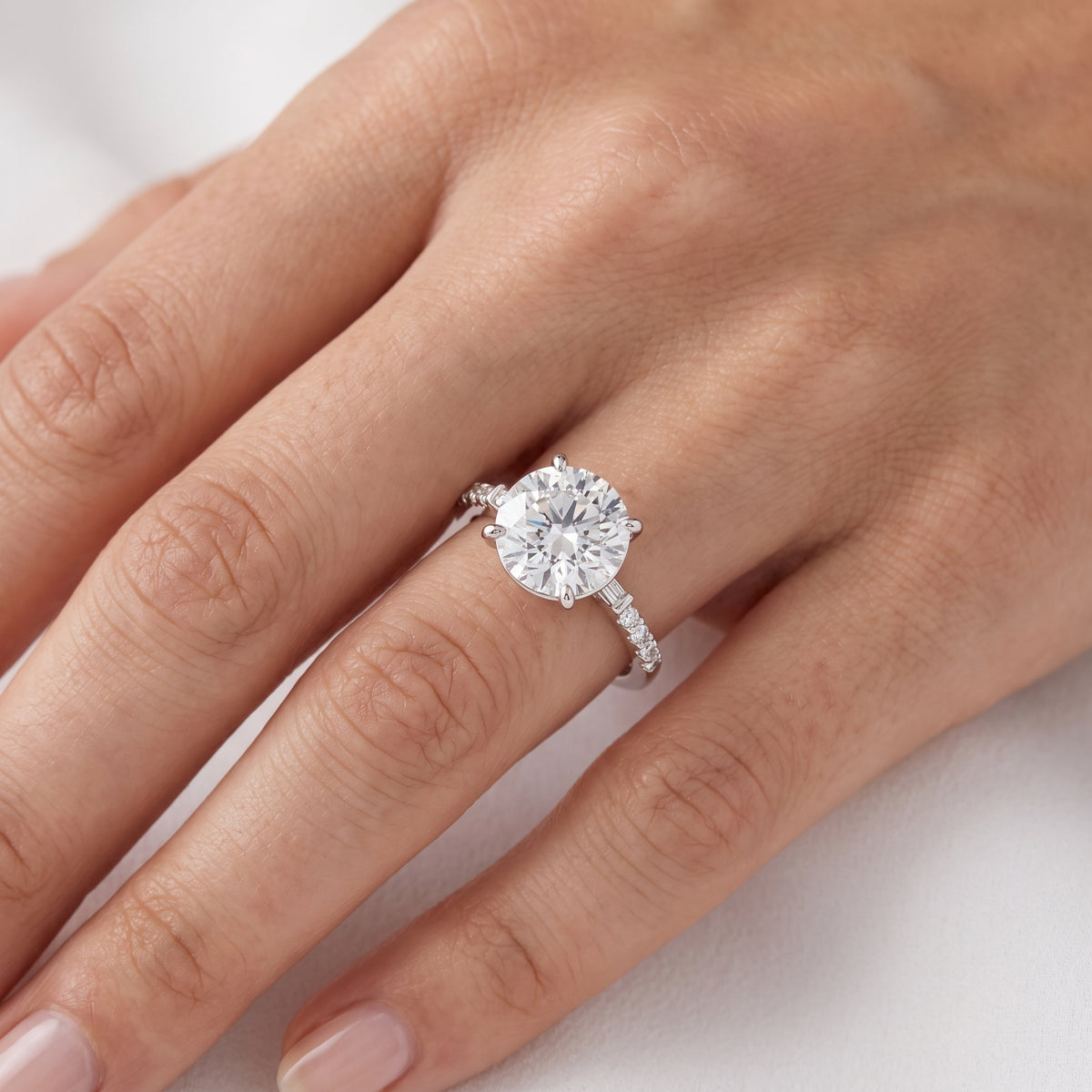 _lifestyle_image@SKU:R1113-LADR04000004W #metal_10k-white-gold+origin_lab-grown+quality_g-si