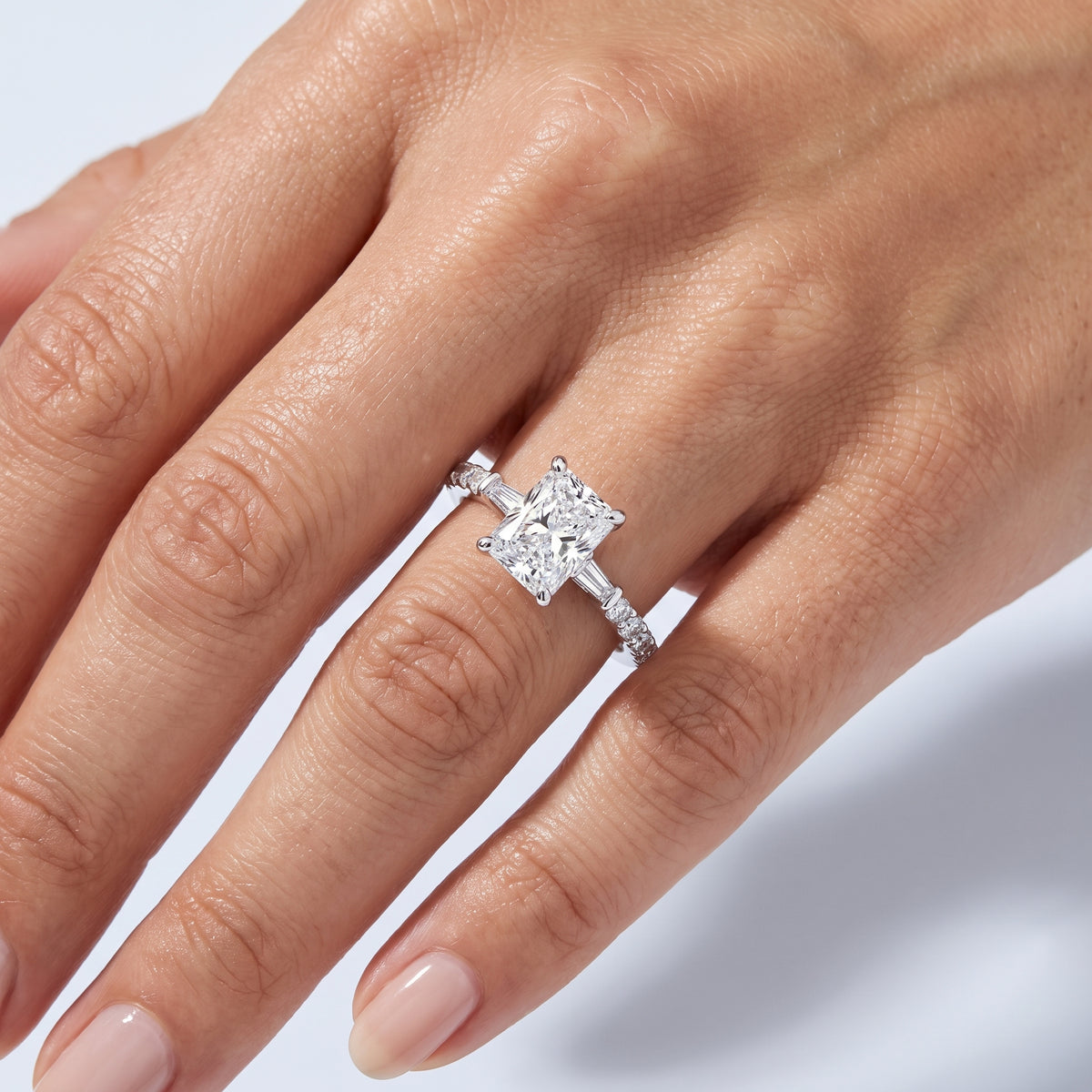 _lifestyle_image@SKU:R1113-LADT01000004W #metal_10k-white-gold+origin_lab-grown+quality_g-si