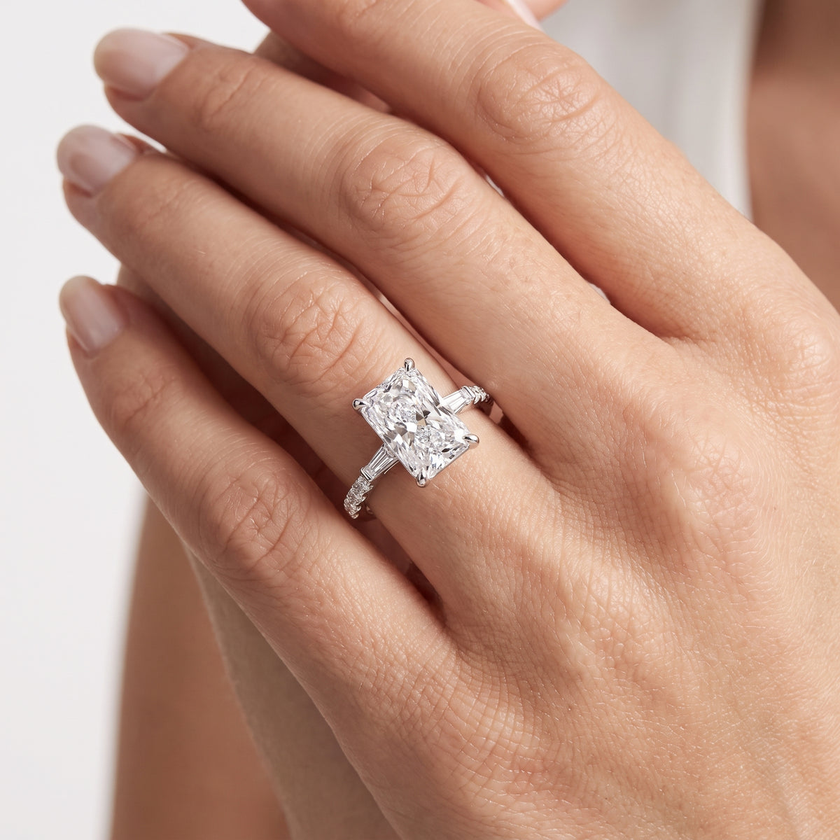 _lifestyle_image@SKU:R1113-LADT02000004W #metal_10k-white-gold+origin_lab-grown+quality_g-si