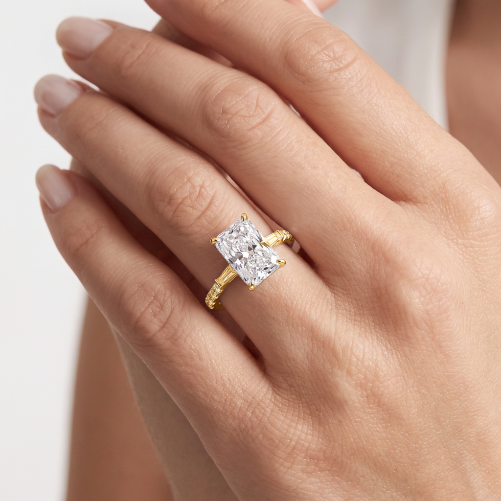 _lifestyle_image@SKU:R1113-LADT02000004Y #metal_10k-yellow-gold+origin_lab-grown+quality_g-si