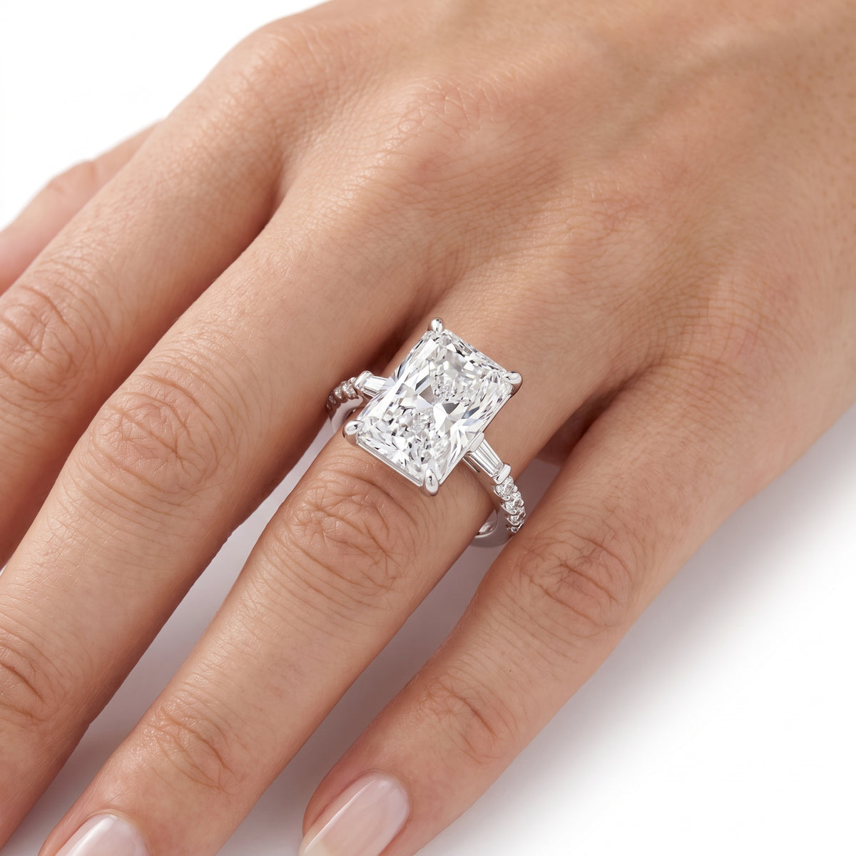 _lifestyle_image@SKU:R1113-LADT03000004W #metal_10k-white-gold+origin_lab-grown+quality_g-si