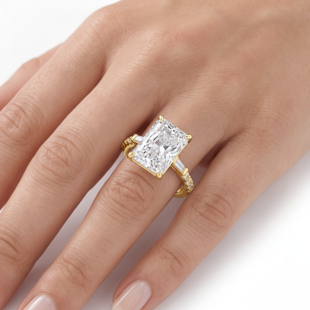 _lifestyle_image@SKU:R1113-LADT03000004Y #metal_10k-yellow-gold+origin_lab-grown+quality_g-si