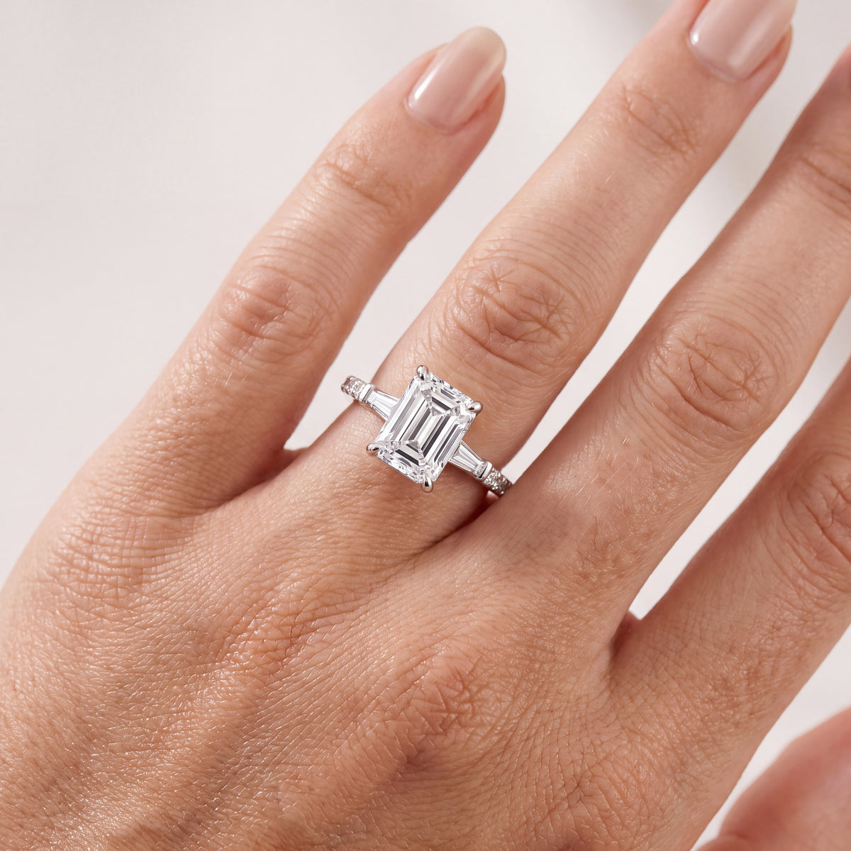 _lifestyle_image@SKU:R1113-NADE02000004W #metal_14k-white-gold+origin_lab-grown+quality_ef-vs2+