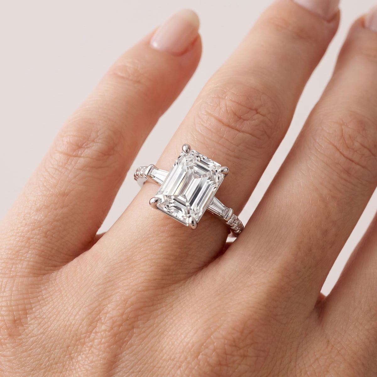 _lifestyle_image@SKU:R1113-NADE0200000PL #metal_platinum+origin_lab-grown+quality_ef-vs2+