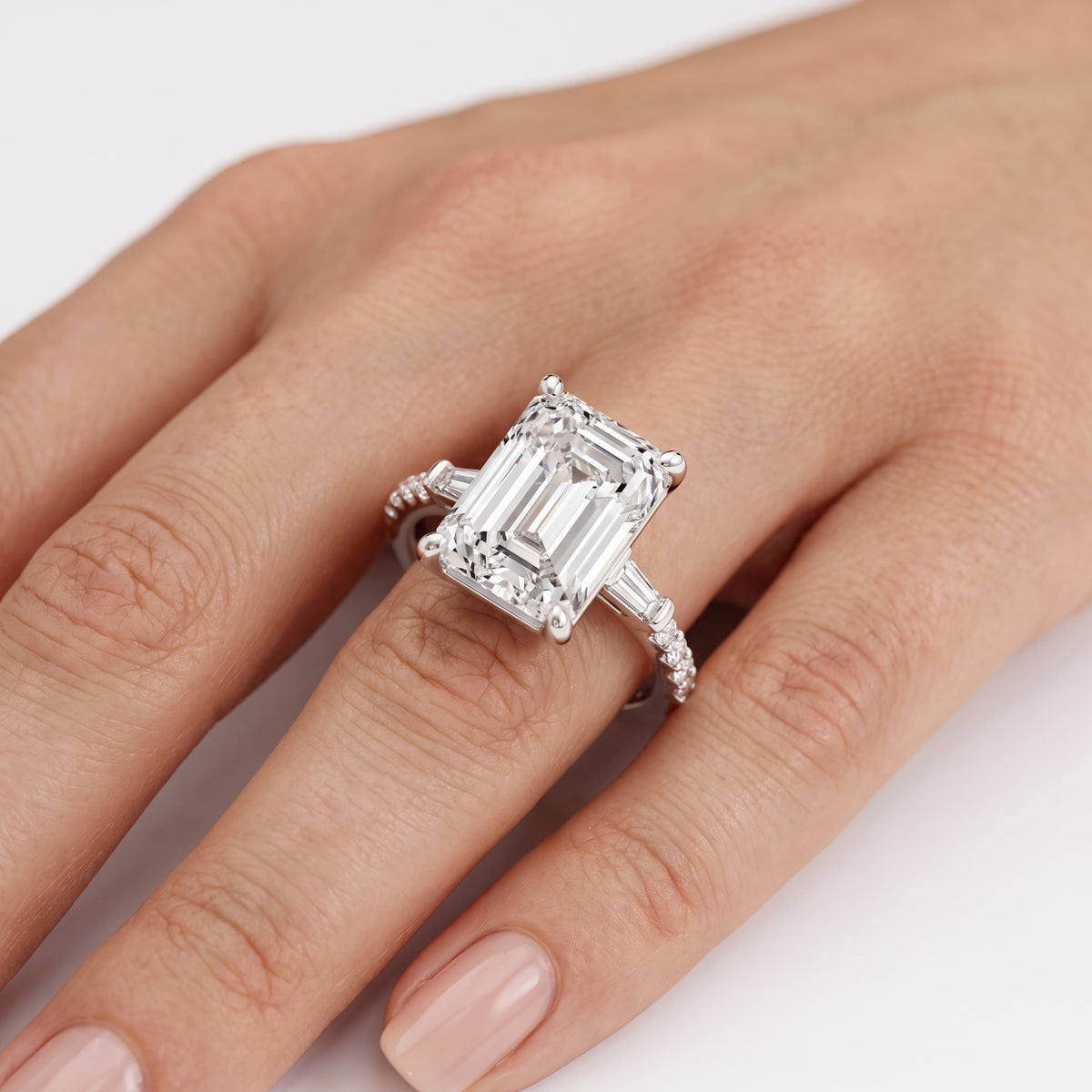 _lifestyle_image@SKU:R1113-NADE0300000PL #metal_platinum+origin_lab-grown+quality_ef-vs2+