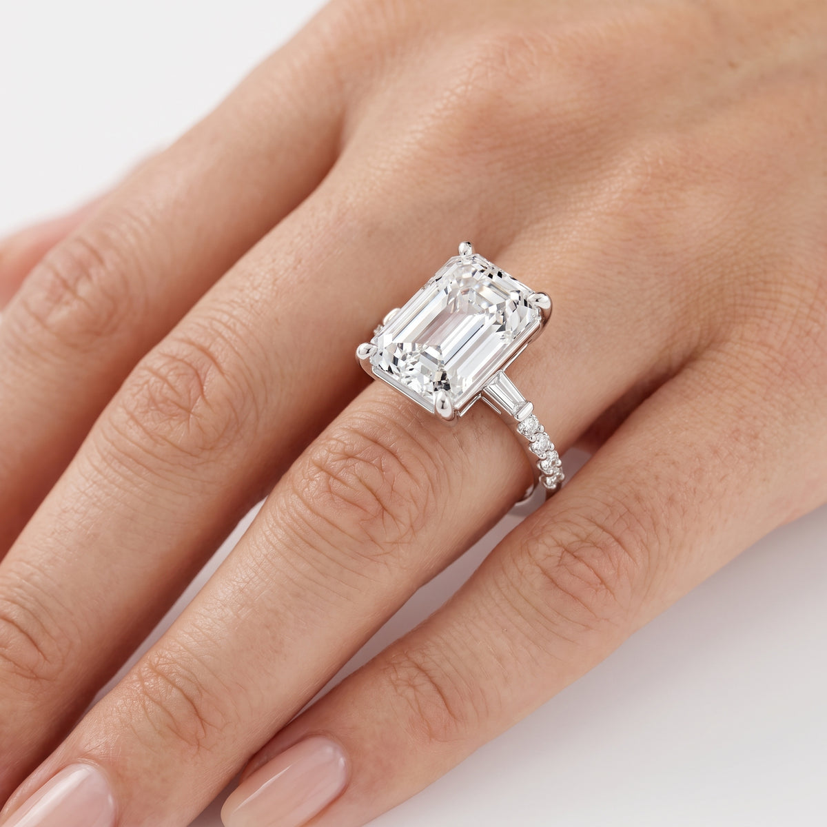 _lifestyle_image@SKU:R1113-NADE04000004W #metal_14k-white-gold+origin_lab-grown+quality_ef-vs2+