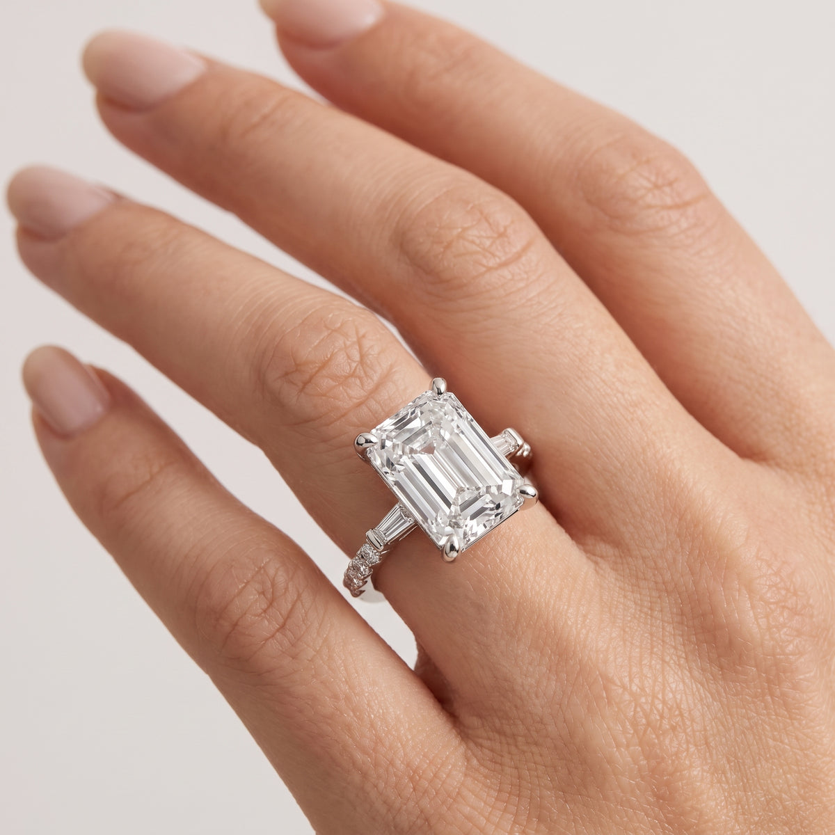 _lifestyle_image@SKU:R1113-NADE0400000PL #metal_platinum+origin_lab-grown+quality_ef-vs2+