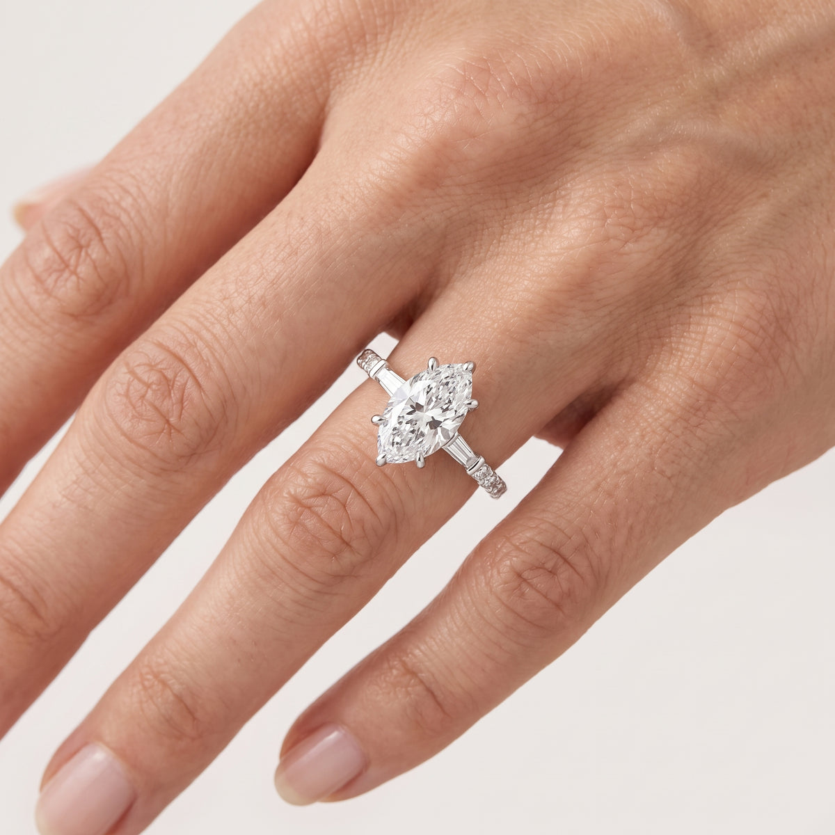 _lifestyle_image@SKU:R1113-NADM01000004W #metal_14k-white-gold+origin_lab-grown+quality_ef-vs2+