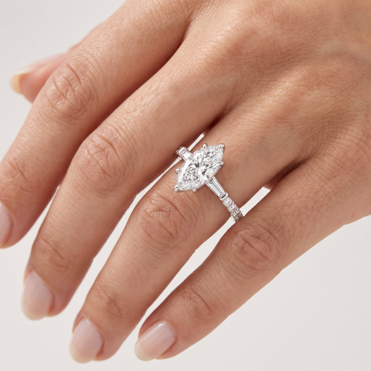 _lifestyle_image@SKU:R1113-NADM02000004W #metal_14k-white-gold+origin_lab-grown+quality_ef-vs2+