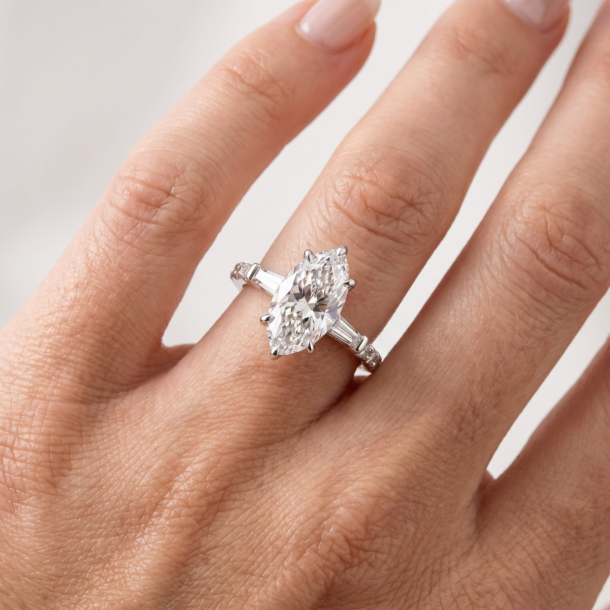 _lifestyle_image@SKU:R1113-NADM03000004W #metal_14k-white-gold+origin_lab-grown+quality_ef-vs2+