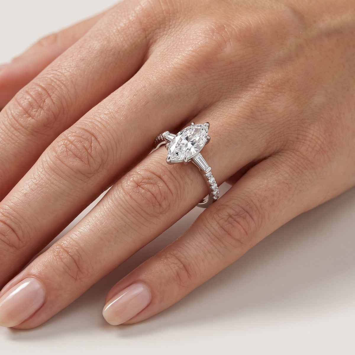 _lifestyle_image@SKU:R1113-NADM0300000PL #metal_platinum+origin_lab-grown+quality_ef-vs2+