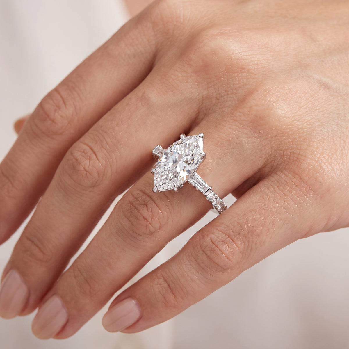 _lifestyle_image@SKU:R1113-NADM04000004W #metal_14k-white-gold+origin_lab-grown+quality_ef-vs2+