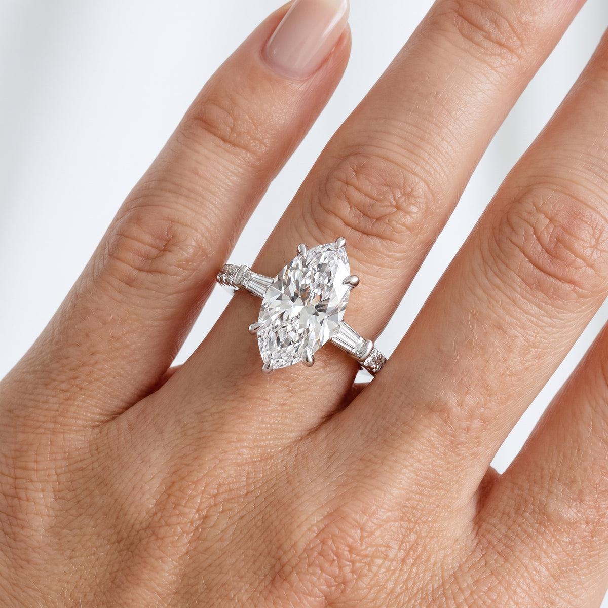 _lifestyle_image@SKU:R1113-NADM0400000PL #metal_platinum+origin_lab-grown+quality_ef-vs2+