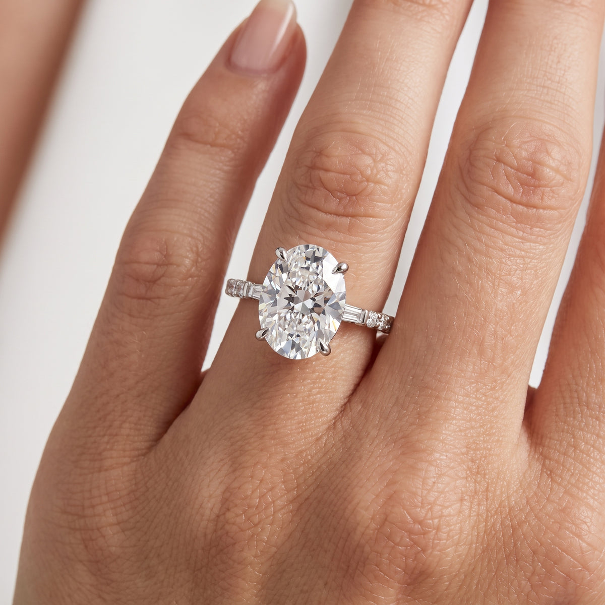 _lifestyle_image@SKU:R1113-NADO0400000PL #metal_platinum+origin_lab-grown+quality_ef-vs2+