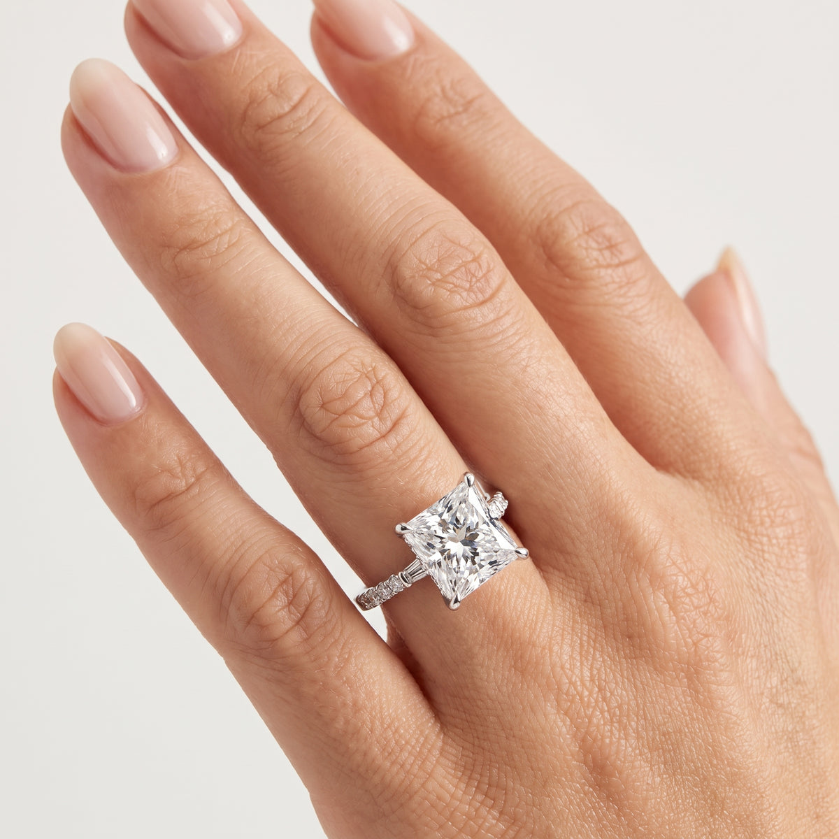 _lifestyle_image@SKU:R1113-NADP04000004W #metal_14k-white-gold+origin_lab-grown+quality_ef-vs2+