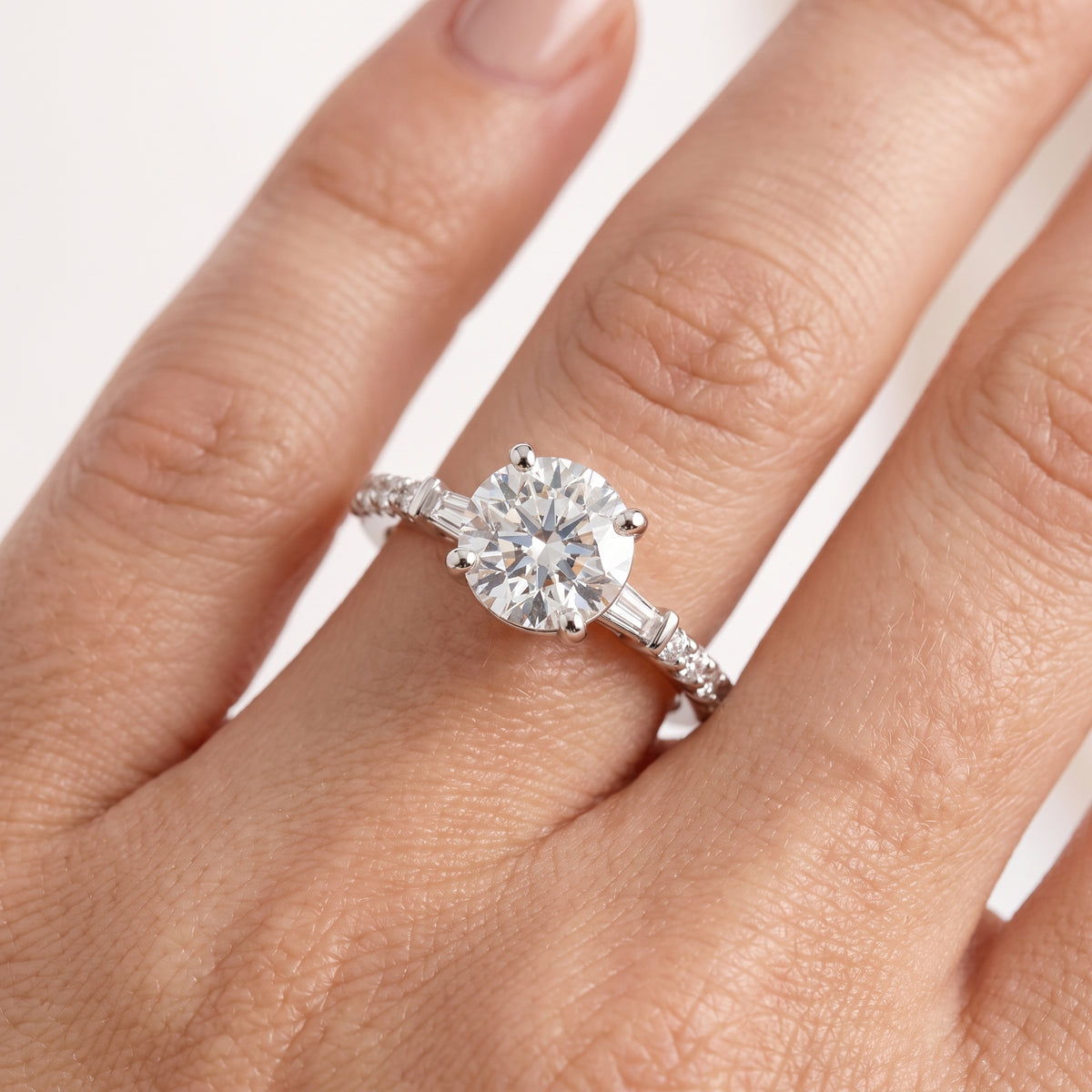 _lifestyle_image@SKU:R1113-NADR01000004W #metal_14k-white-gold+origin_lab-grown+quality_ef-vs2+