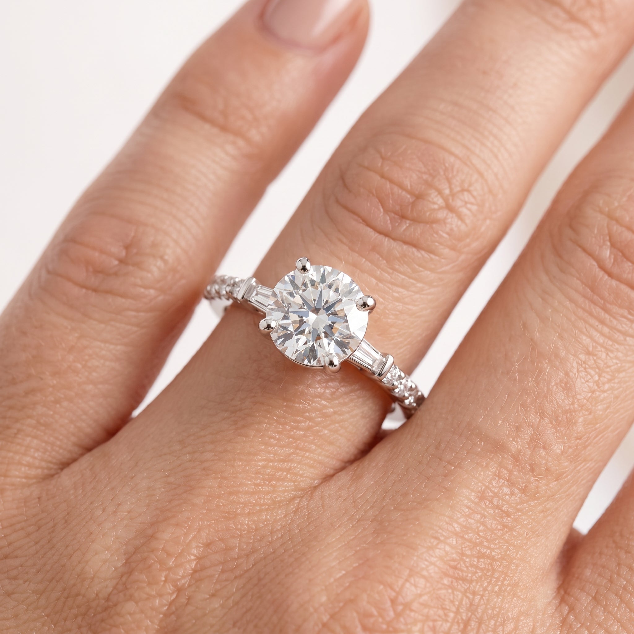 _lifestyle_image@SKU:R1113-NADR0100000PL #metal_platinum+origin_lab-grown+quality_ef-vs2+
