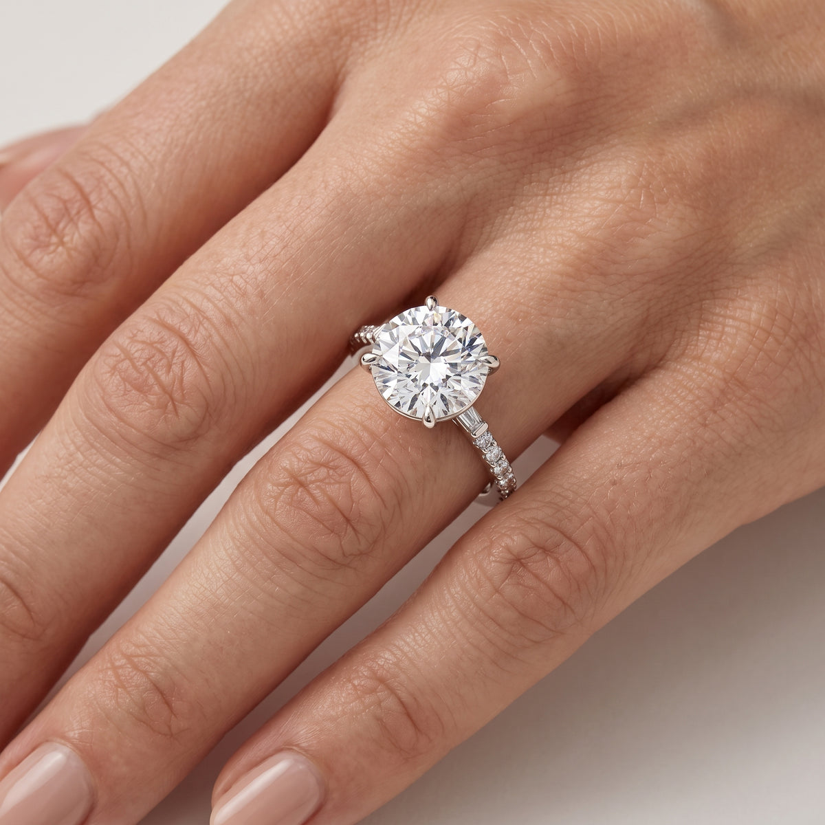 _lifestyle_image@SKU:R1113-NADR0300000PL #metal_platinum+origin_lab-grown+quality_ef-vs2+