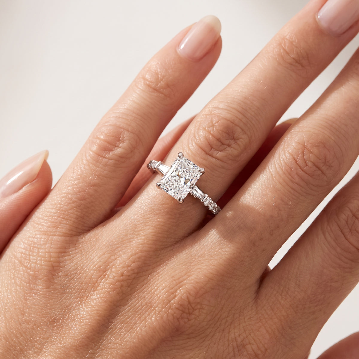 _lifestyle_image@SKU:R1113-NADT0100000PL #metal_platinum+origin_lab-grown+quality_ef-vs2+