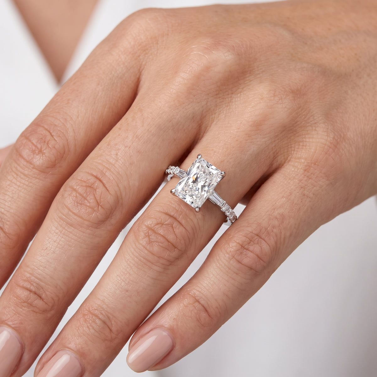 _lifestyle_image@SKU:R1113-NADT0200000PL #metal_platinum+origin_lab-grown+quality_ef-vs2+