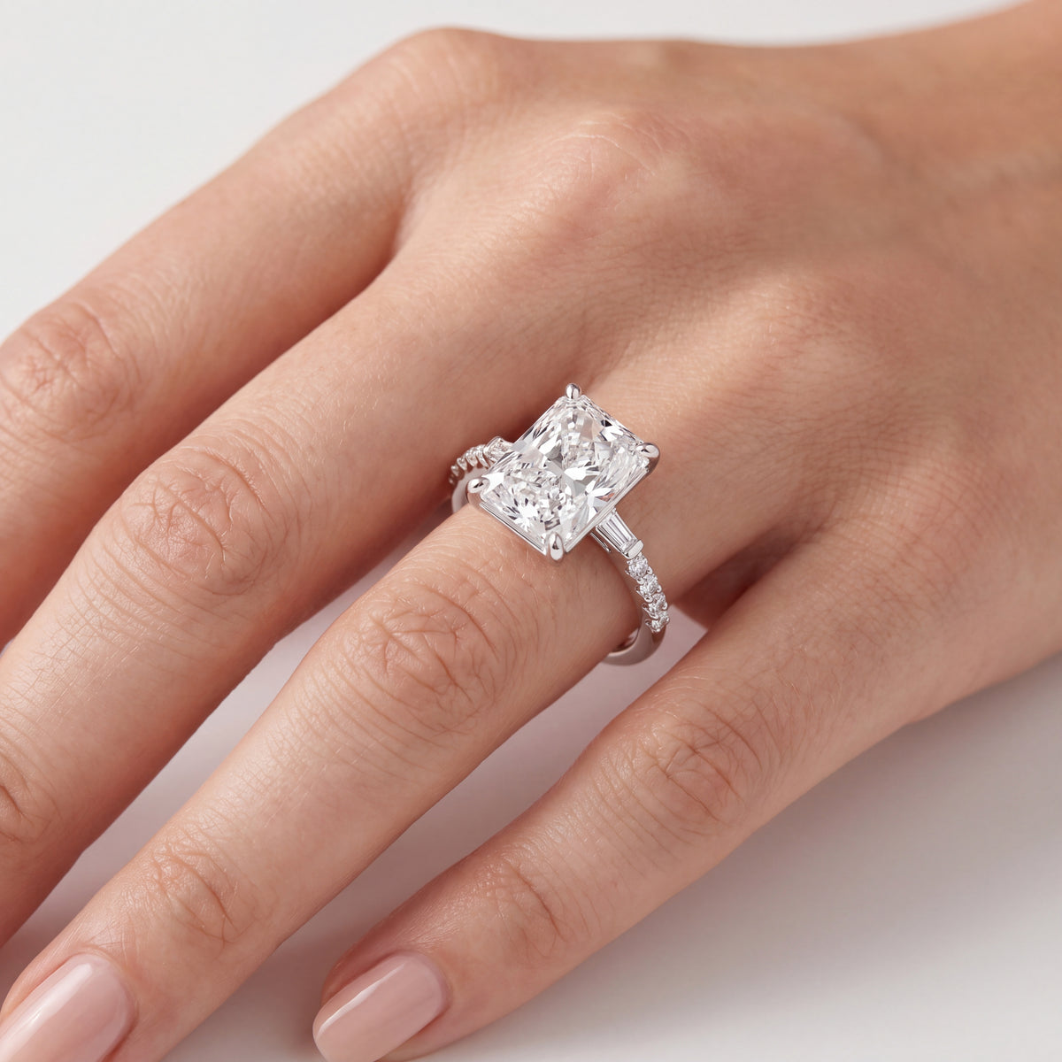 _lifestyle_image@SKU:R1113-NADT03000004W #metal_14k-white-gold+origin_lab-grown+quality_ef-vs2+