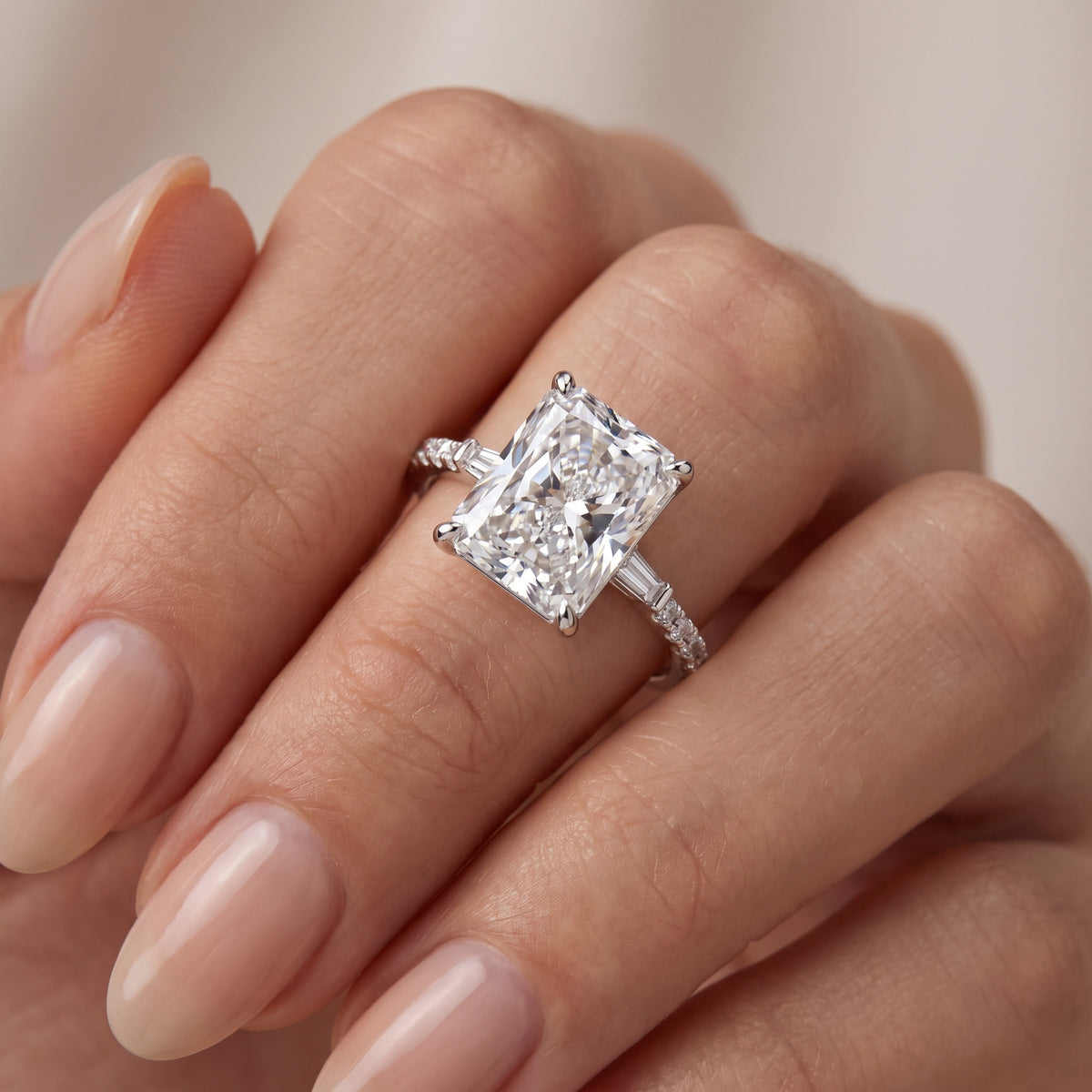 _lifestyle_image@SKU:R1113-NADT04000004W #metal_14k-white-gold+origin_lab-grown+quality_ef-vs2+