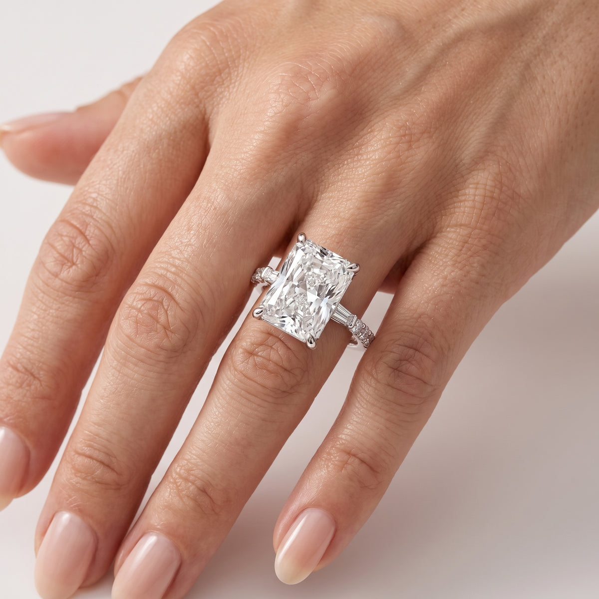 _lifestyle_image@SKU:R1113-NADT0400000PL #metal_platinum+origin_lab-grown+quality_ef-vs2+