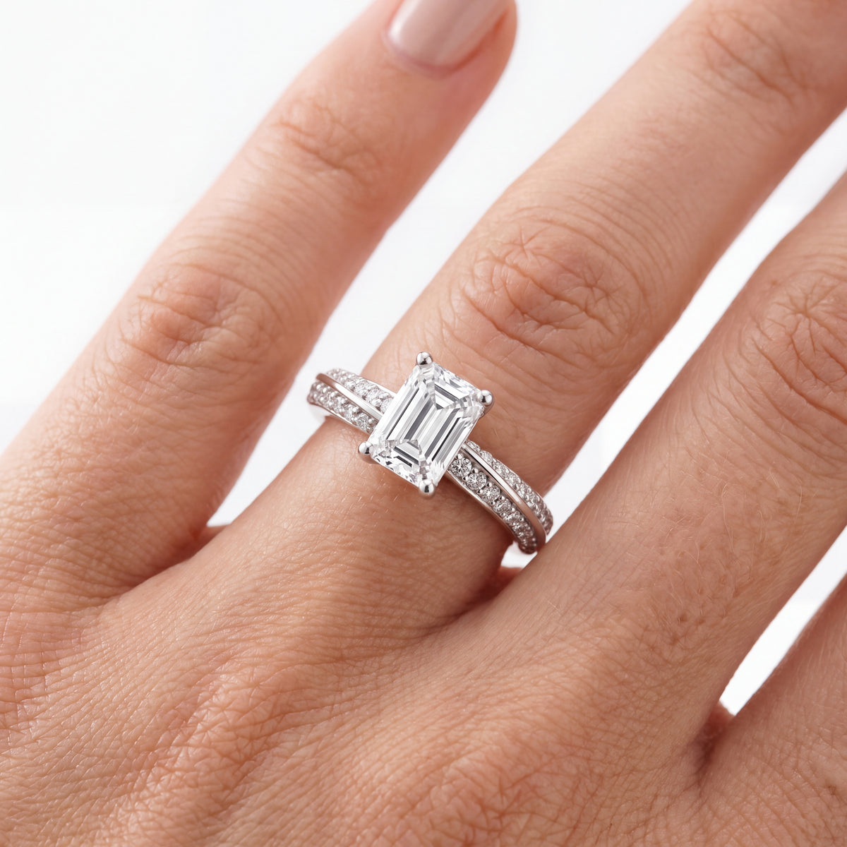 _lifestyle_image@SKU:R1114-LADE01000004W #metal_10k-white-gold+origin_lab-grown+diamond-quality_g-si+