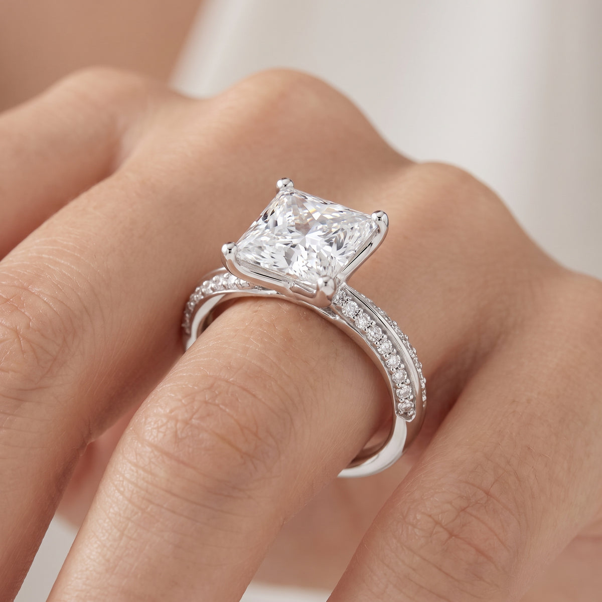 _lifestyle_image@SKU:R1114-LADP03000004W #metal_10k-white-gold+origin_lab-grown+diamond-quality_g-si+