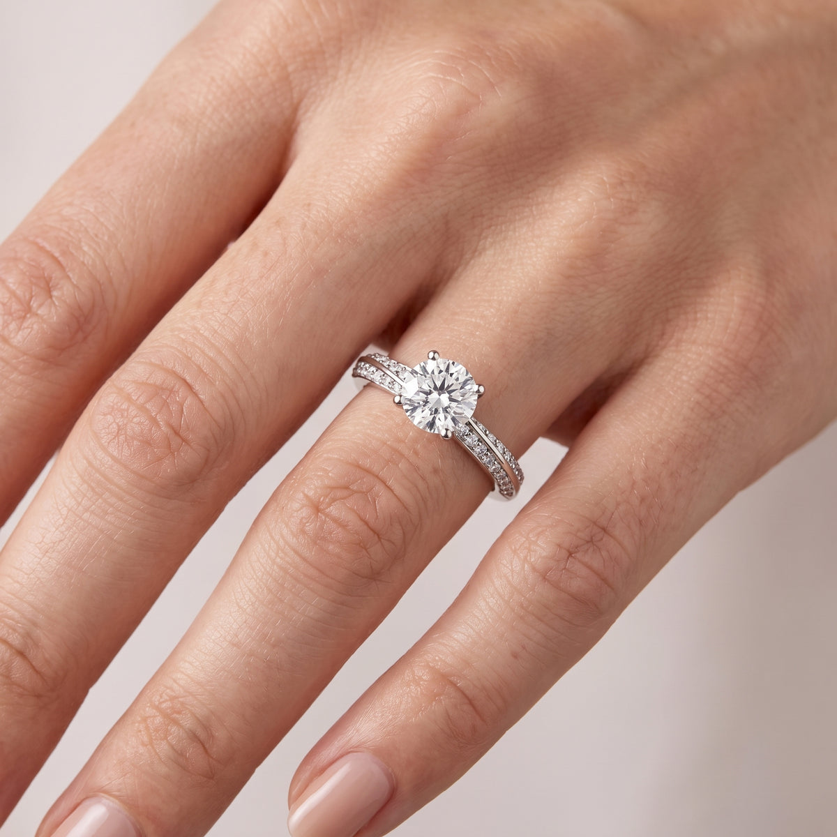 _lifestyle_image@SKU:R1114-LADR01000004W #metal_10k-white-gold+origin_lab-grown+diamond-quality_g-si+