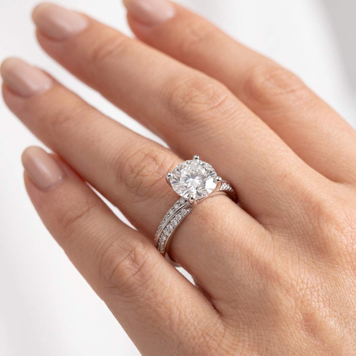 _lifestyle_image@SKU:R1114-LADR02000004W #metal_10k-white-gold+origin_lab-grown+diamond-quality_g-si+