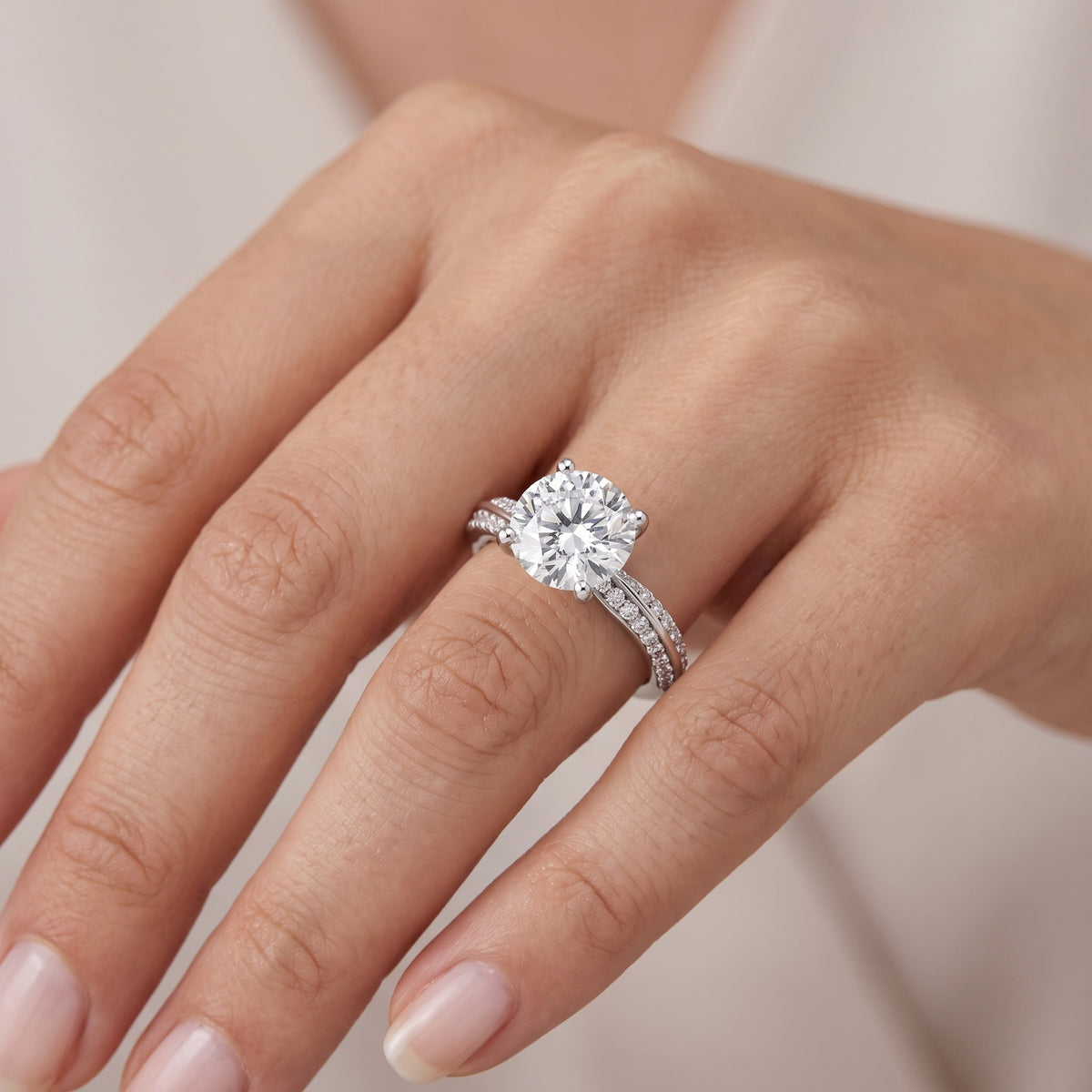 _lifestyle_image@SKU:R1114-LADR03000004W #metal_10k-white-gold+origin_lab-grown+diamond-quality_g-si+