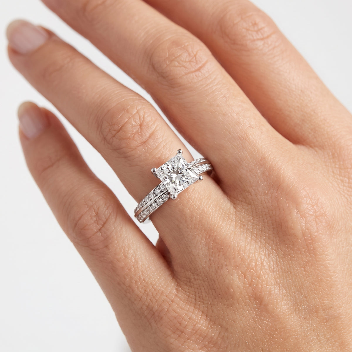 _lifestyle_image@SKU:R1114-NADP01000004W #metal_14k-white-gold+origin_lab-grown+quality_ef-vs2+