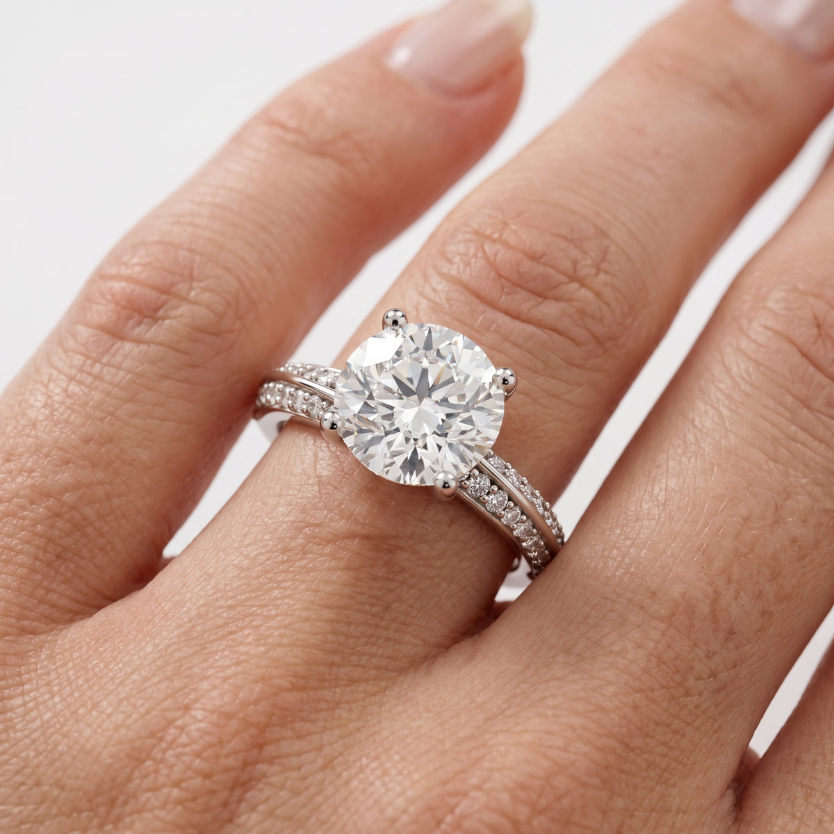 _lifestyle_image@SKU:R1114-NADR0300000PL #metal_platinum+origin_lab-grown+quality_ef-vs2+