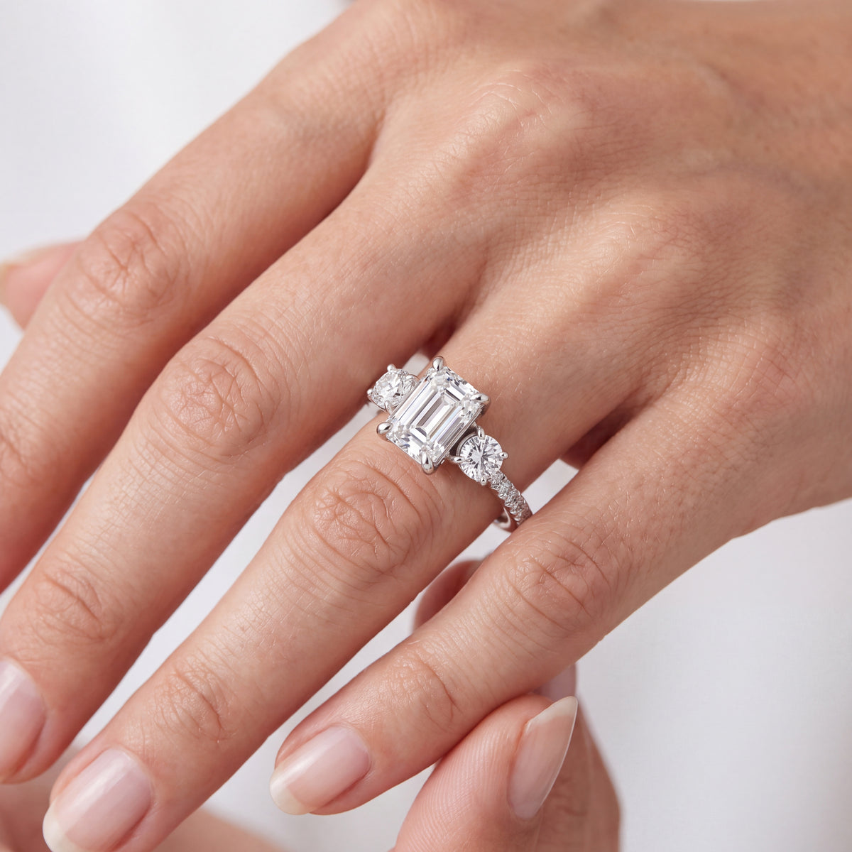 _lifestyle_image@SKU:R1115-LADE01000004W #metal_10k-white-gold+origin_lab-grown+quality_g-si